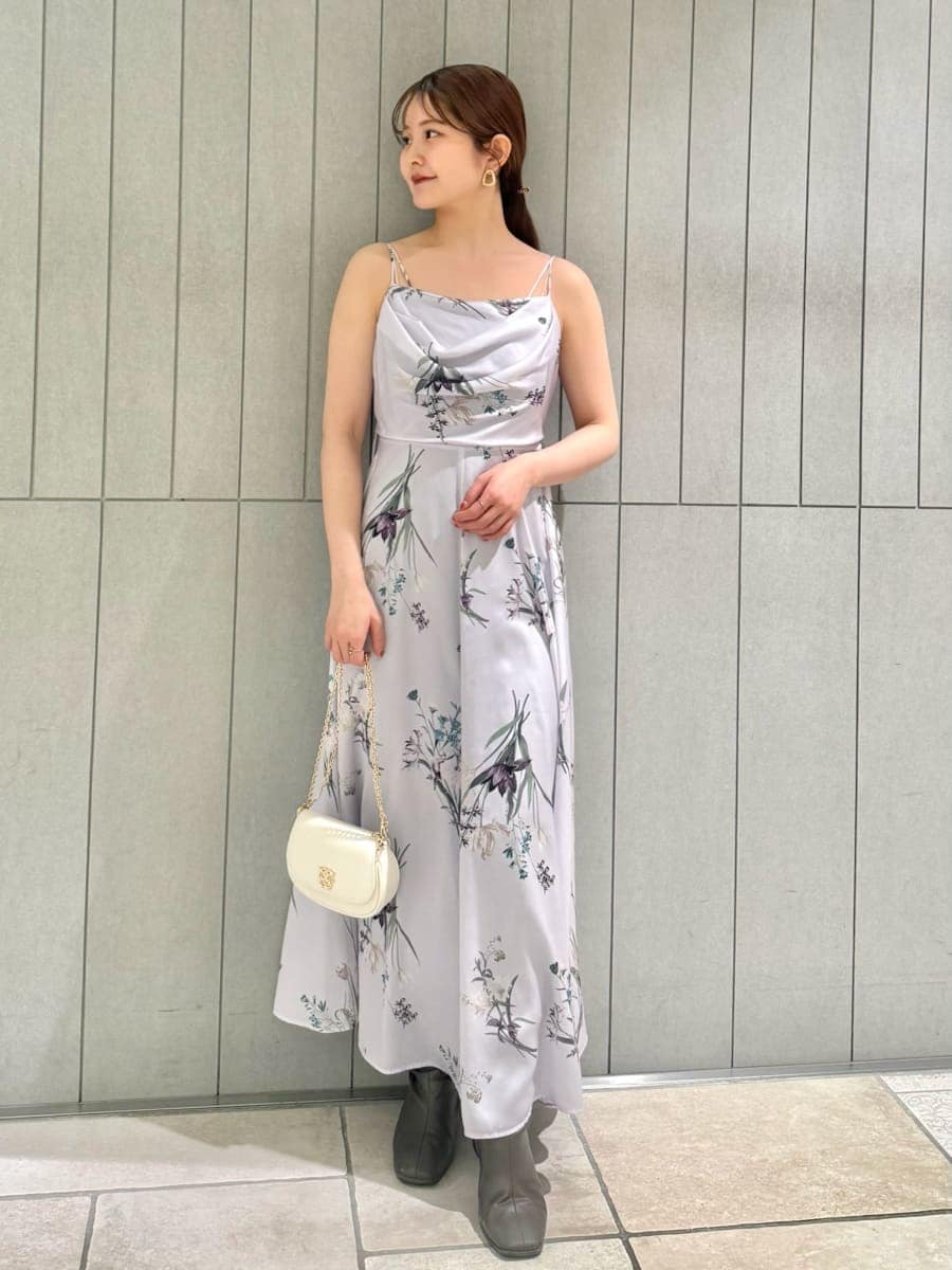 ブルー系のテーラードジャケット、パープル系のワンピース、ホワイト系のショルダーバッグを着用したレディースの春コーディネートの7枚目の写真