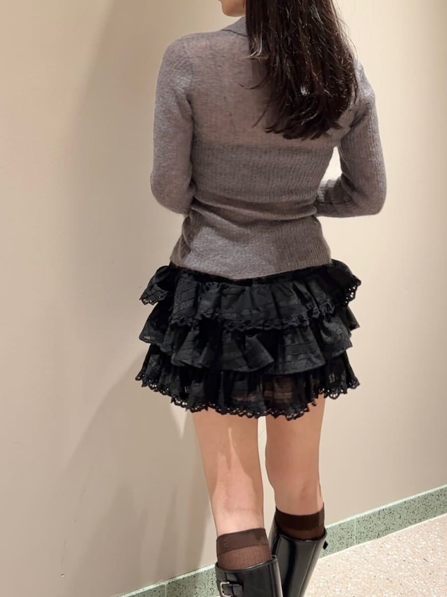 グレー系のニット/セーター、ブラック系のその他パンツ、グリーン系のボストンバッグを着用したレディースの秋コーディネートの7枚目の写真