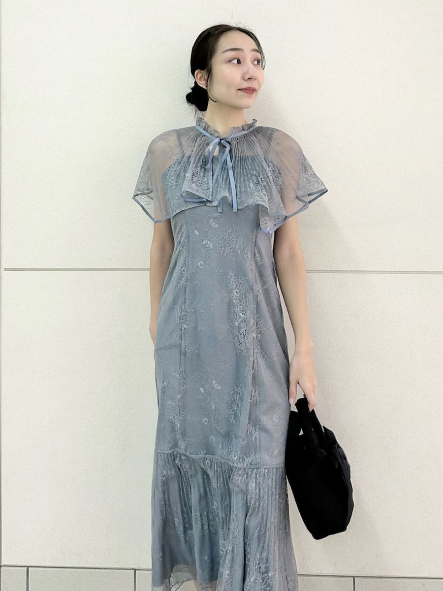 グレー系のドレスを着用したレディースの冬コーディネートの5枚目の写真