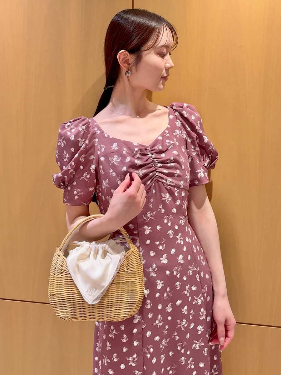 ピンク系のワンピース、ホワイト系のかごバッグ、その他のサンダルを着用したレディースの春コーディネートの6枚目の写真