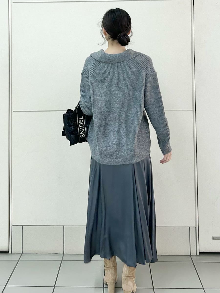 ベージュ系のブーツ、ブラック系のハンドバッグ、グレー系のワンピースを着用したレディースの冬コーディネートの3枚目の写真