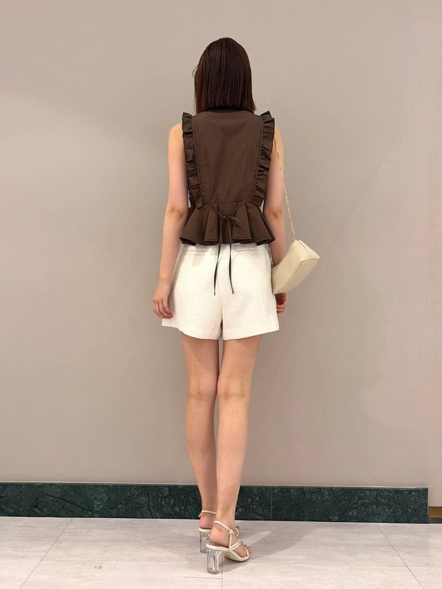 ホワイト系のサンダル、ホワイト系のその他パンツ、ブラウン系のシャツ/ブラウスを着用したレディースの夏コーディネートの4枚目の写真