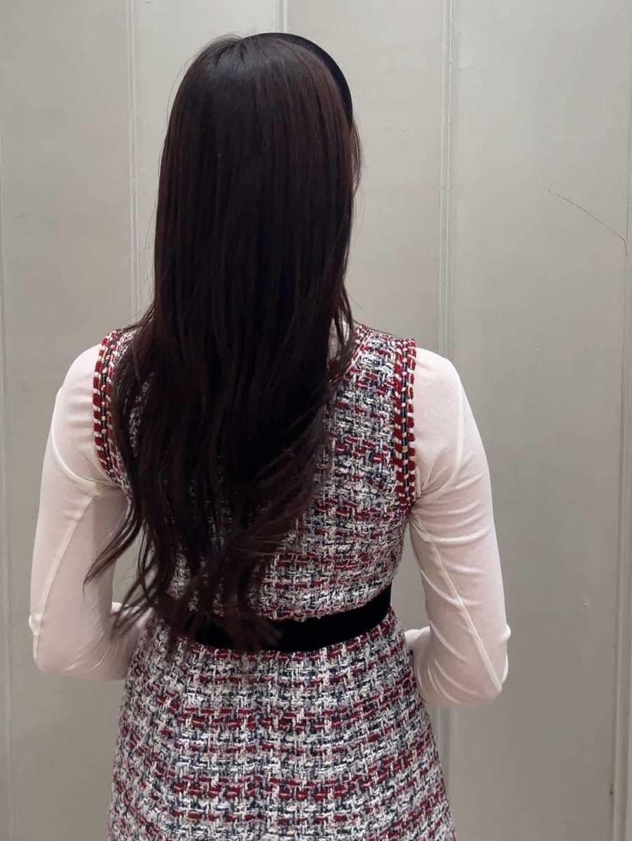 その他のワンピース、ホワイト系のTシャツ/カットソー、ブラック系のブーツを着用したレディースの秋コーディネートの7枚目の写真