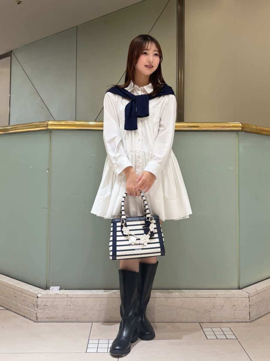 ホワイト系のワンピース、ブルー系のカーディガン/ボレロ、その他のハンドバッグを着用したレディースの春コーディネートの2枚目の写真