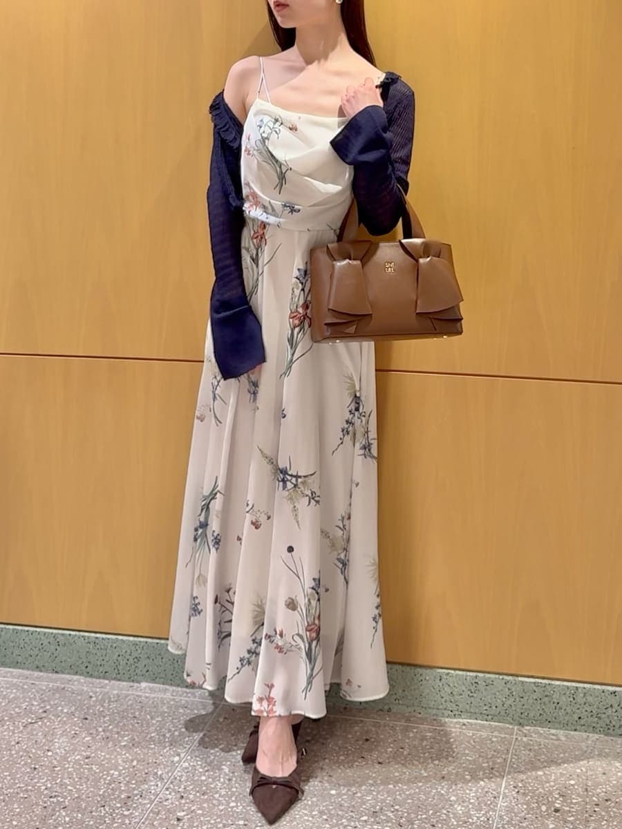 ブルー系のカーディガン/ボレロ、ホワイト系のワンピース、ブラウン系のハンドバッグを着用したレディースの冬コーディネートの6枚目の写真