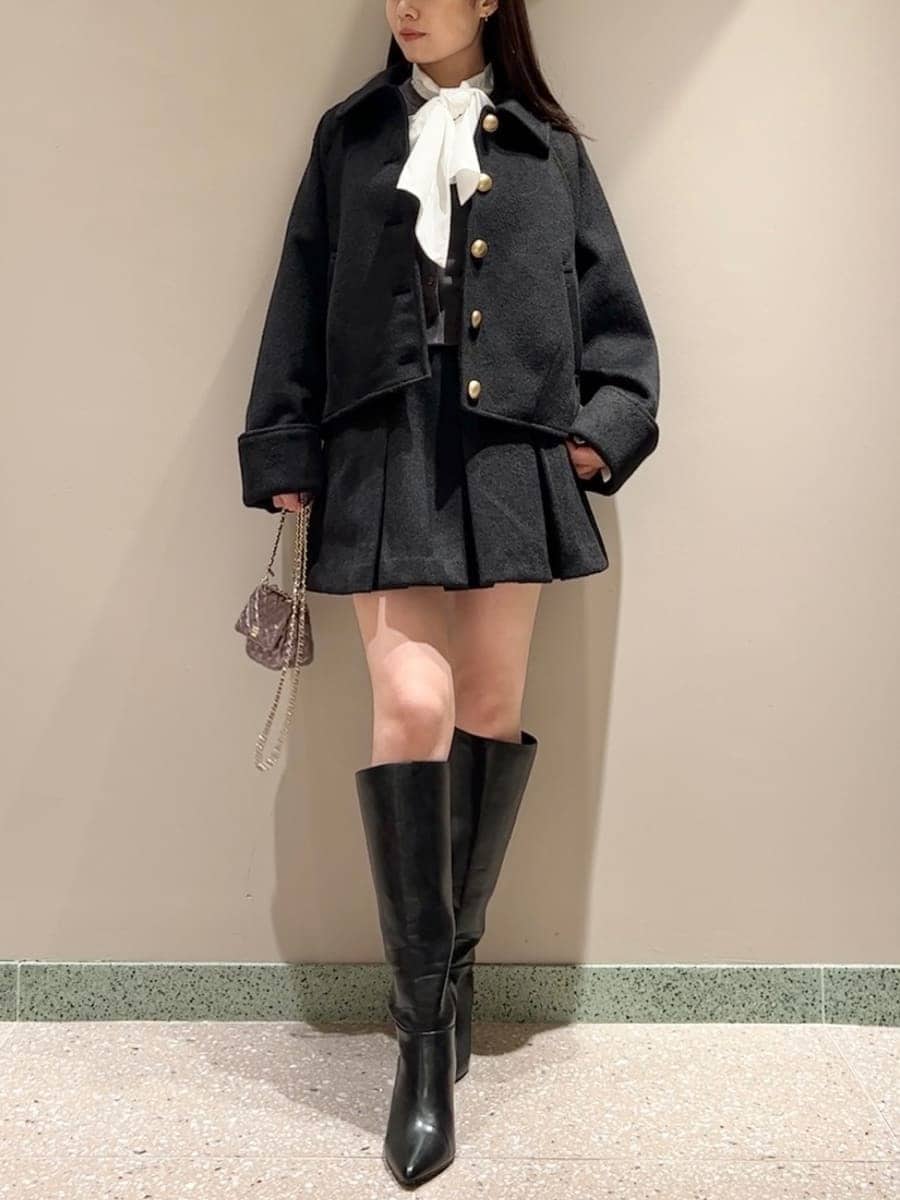 ブラック系のブルゾン、グレー系のニット/セーター、ブラック系のスカートを着用したレディースの秋コーディネートの2枚目の写真