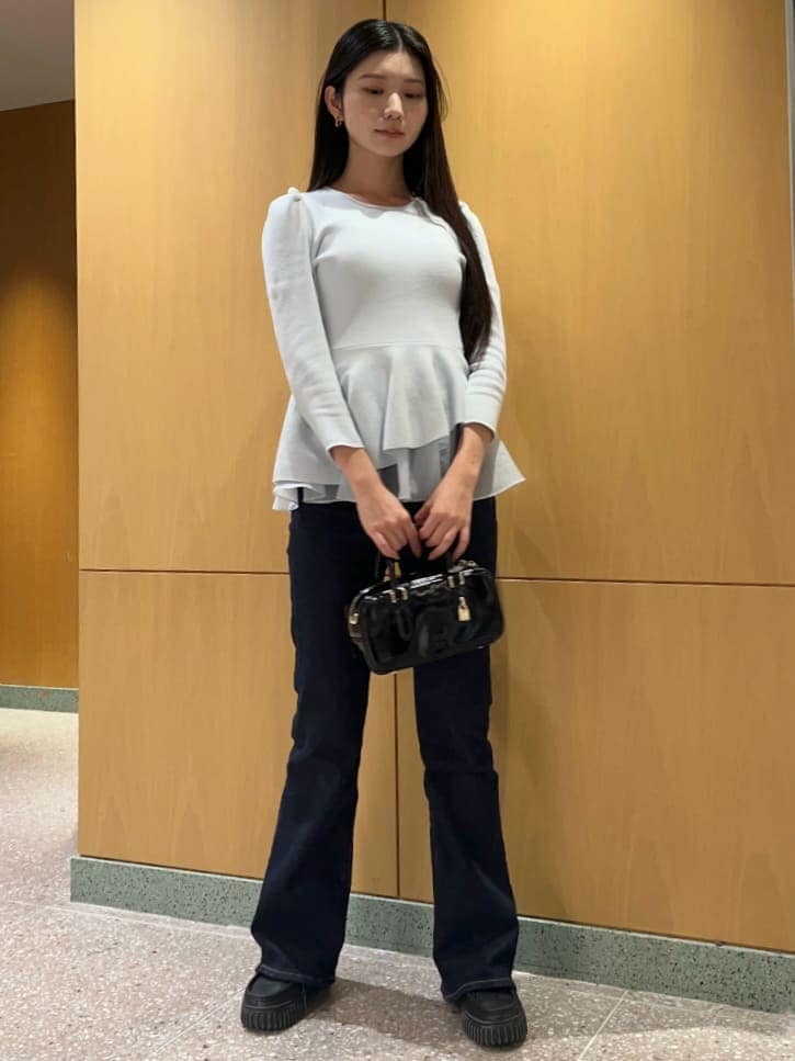 ブラック系のボストンバッグ、ブルー系のその他パンツ、ブラック系のその他シューズを着用したレディースの秋コーディネートの2枚目の写真