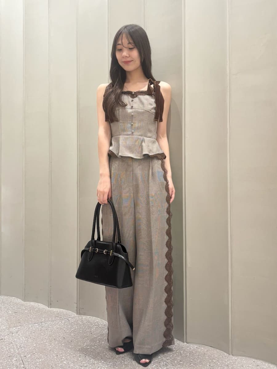 その他のその他パンツ、その他のその他トップス、ブラック系のサンダルを着用したレディースの夏コーディネートの2枚目の写真