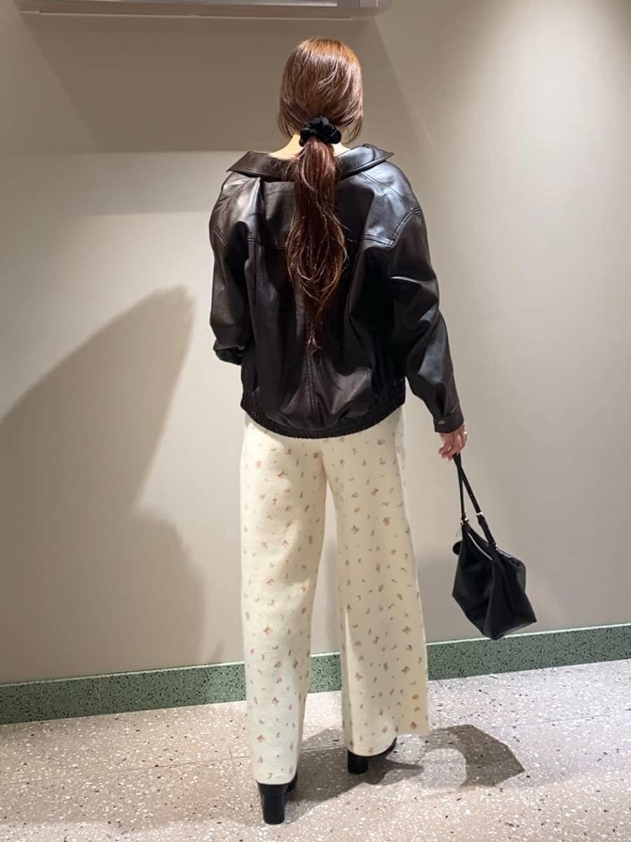 ブラウン系のブルゾン、その他のその他パンツ、ホワイト系のカーディガン/ボレロを着用したレディースの秋コーディネートの4枚目の写真