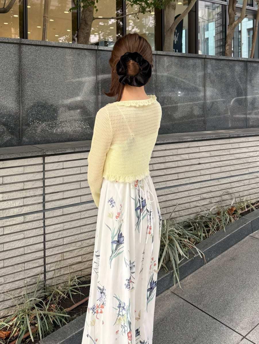 イエロー系のカーディガン/ボレロ、ホワイト系のワンピース、ブラウン系のパンプスを着用したレディースの冬コーディネートの4枚目の写真