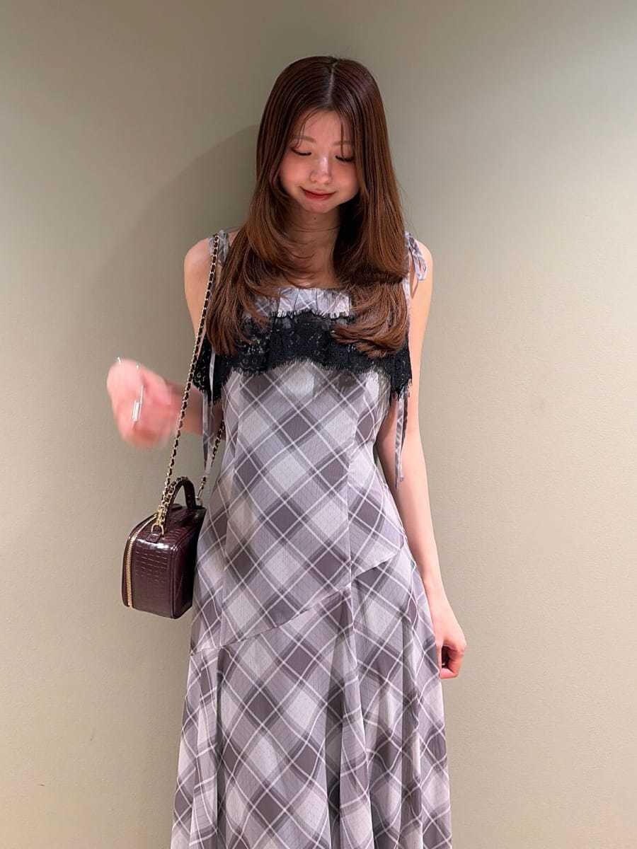 グレー系のワンピース、レッド系のショルダーバッグを着用したレディースの夏コーディネートの2枚目の写真
