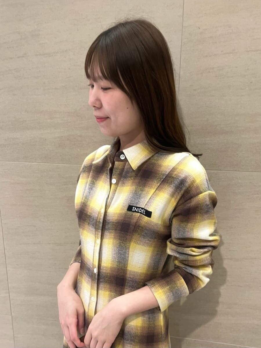 ブラウン系のハンドバッグを着用したレディースの冬コーディネートの4枚目の写真