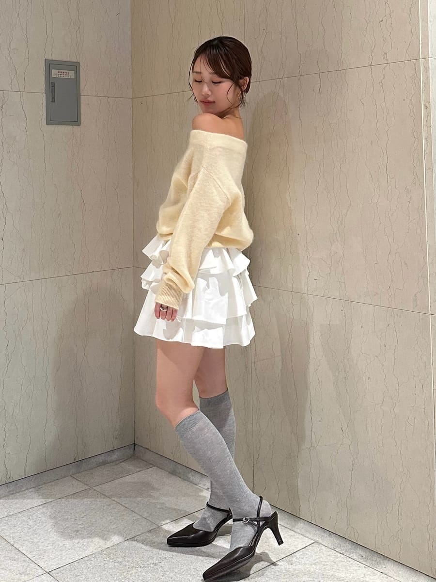 ホワイト系のその他パンツ、イエロー系のニット/セーター、ブラウン系のパンプスを着用したレディースの秋コーディネートの3枚目の写真