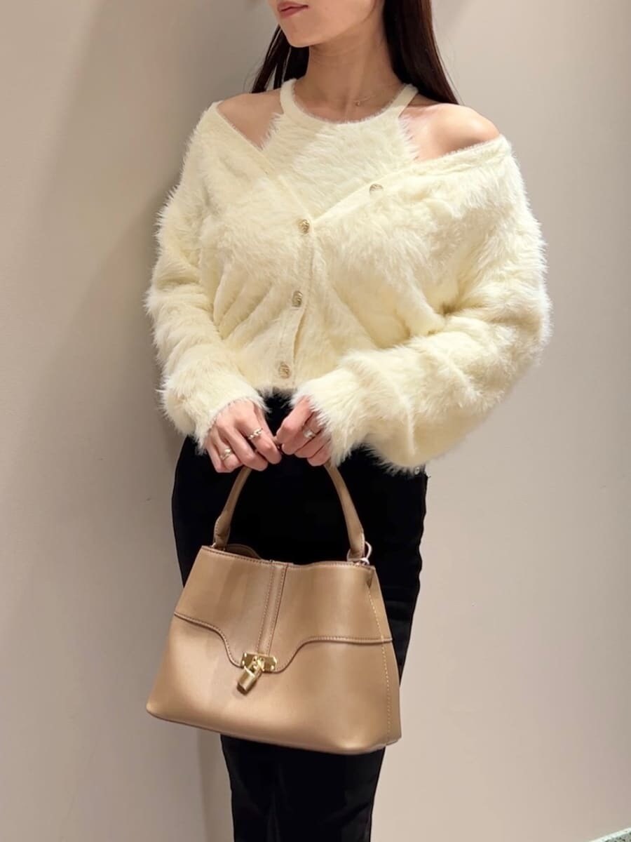 イエロー系のニット/セーター、ブラック系のその他パンツ、イエロー系のハンドバッグを着用したレディースの秋コーディネートの4枚目の写真