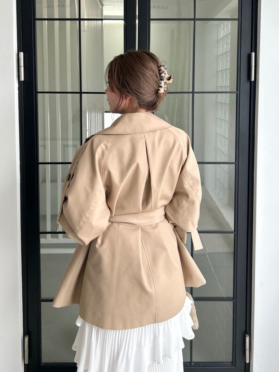 ホワイト系のスカートを着用したレディースの冬コーディネートの4枚目の写真