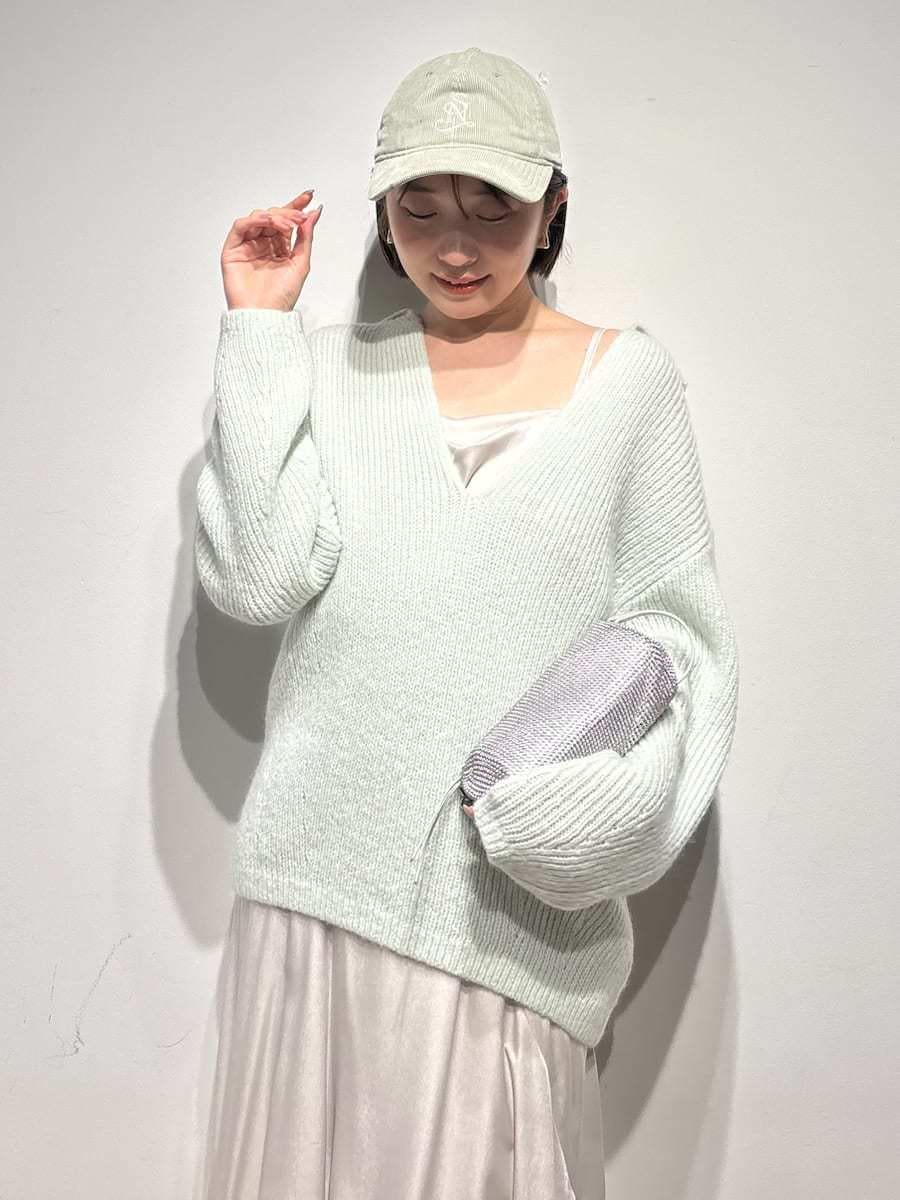 グレー系のブーツ、グリーン系のワンピース、グリーン系のキャップを着用したレディースの冬コーディネートの9枚目の写真