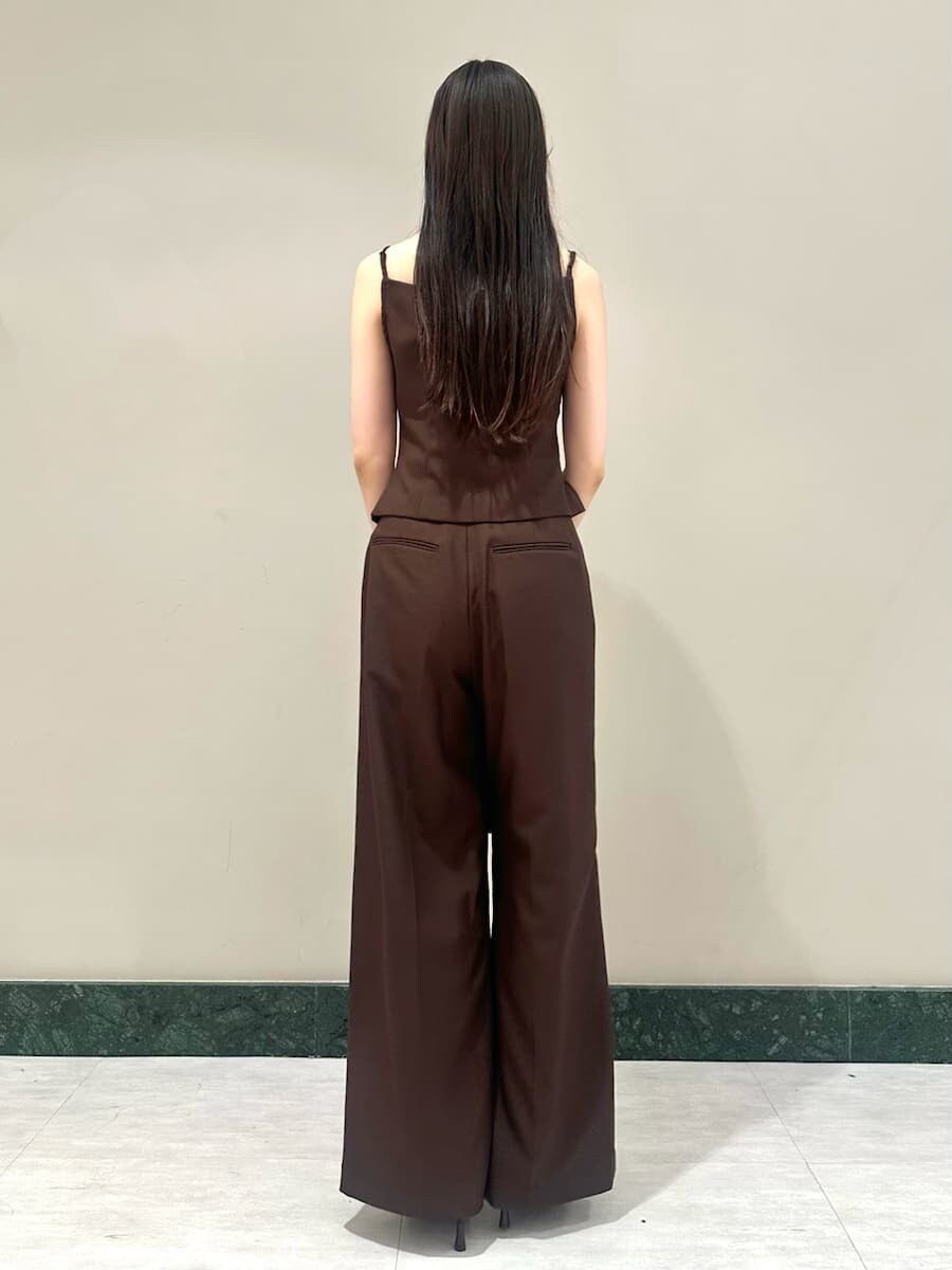 ブラウン系のキャミソール、ブラウン系のその他パンツ、ブラック系のハンドバッグを着用したレディースの夏コーディネートの3枚目の写真