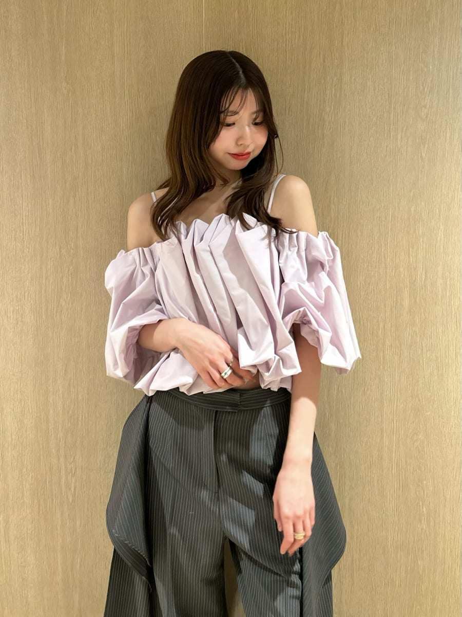 グレー系のその他パンツ、パープル系のシャツ/ブラウスを着用したレディースの春コーディネートの4枚目の写真