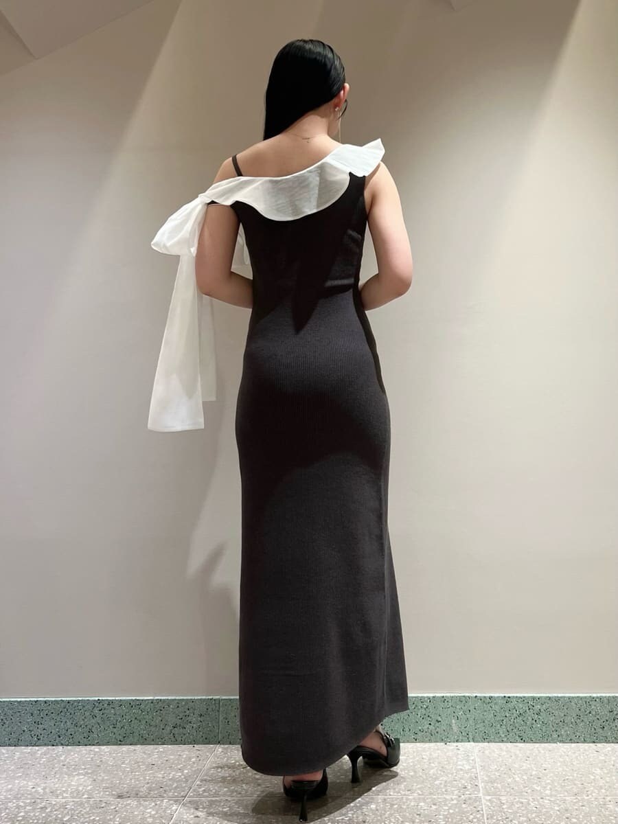 グレー系のワンピース、ブラック系のショルダーバッグ、その他のピアス（両耳用）を着用したレディースの夏コーディネートの3枚目の写真