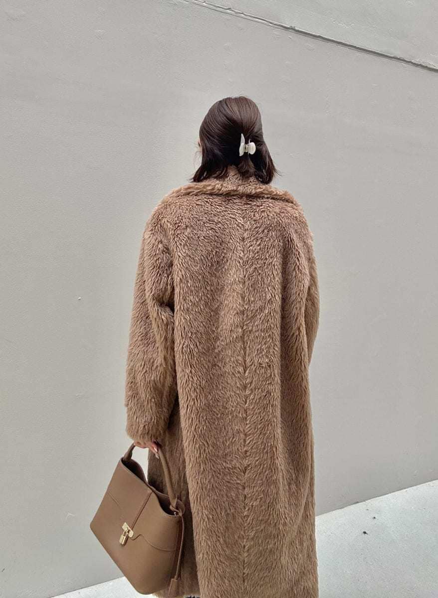 ブラック系のブーツ、グリーン系のワンピース、グリーン系のカーディガン/ボレロを着用したレディースの冬コーディネートの5枚目の写真