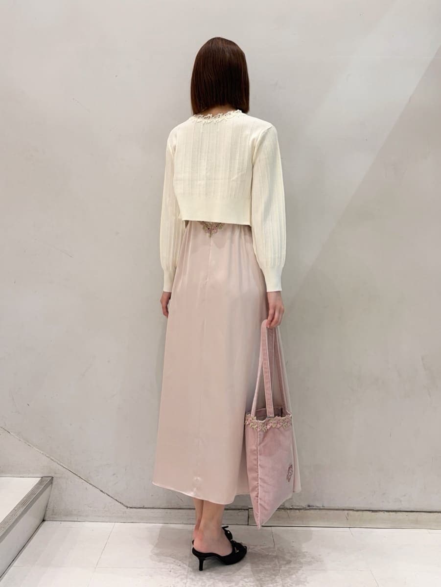 ピンク系のワンピース、ホワイト系のカーディガン/ボレロ、ピンク系のトートバッグを着用したレディースの夏コーディネートの4枚目の写真