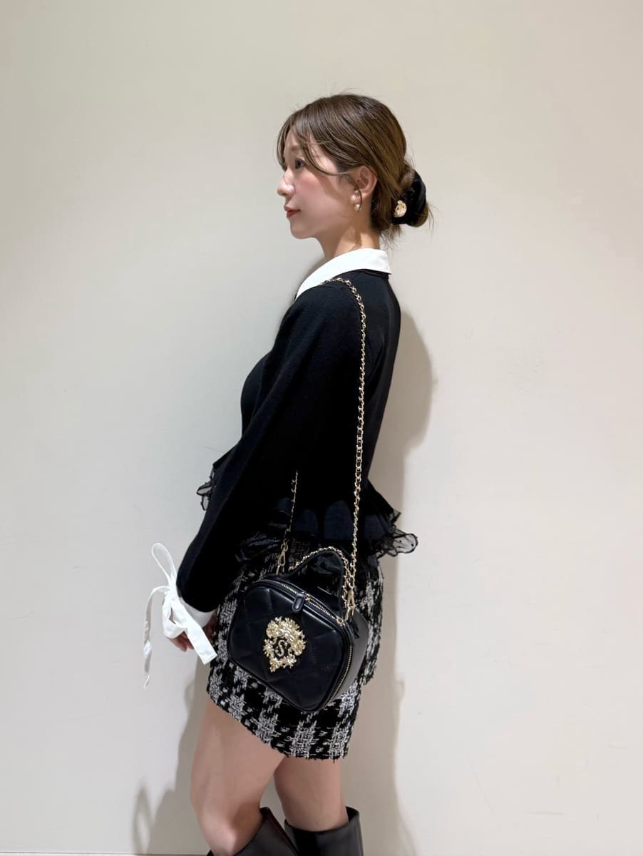 ブラック系のその他パンツ、ブラック系のカーディガン/ボレロ、ブラック系のブーツを着用したレディースの秋コーディネートの4枚目の写真