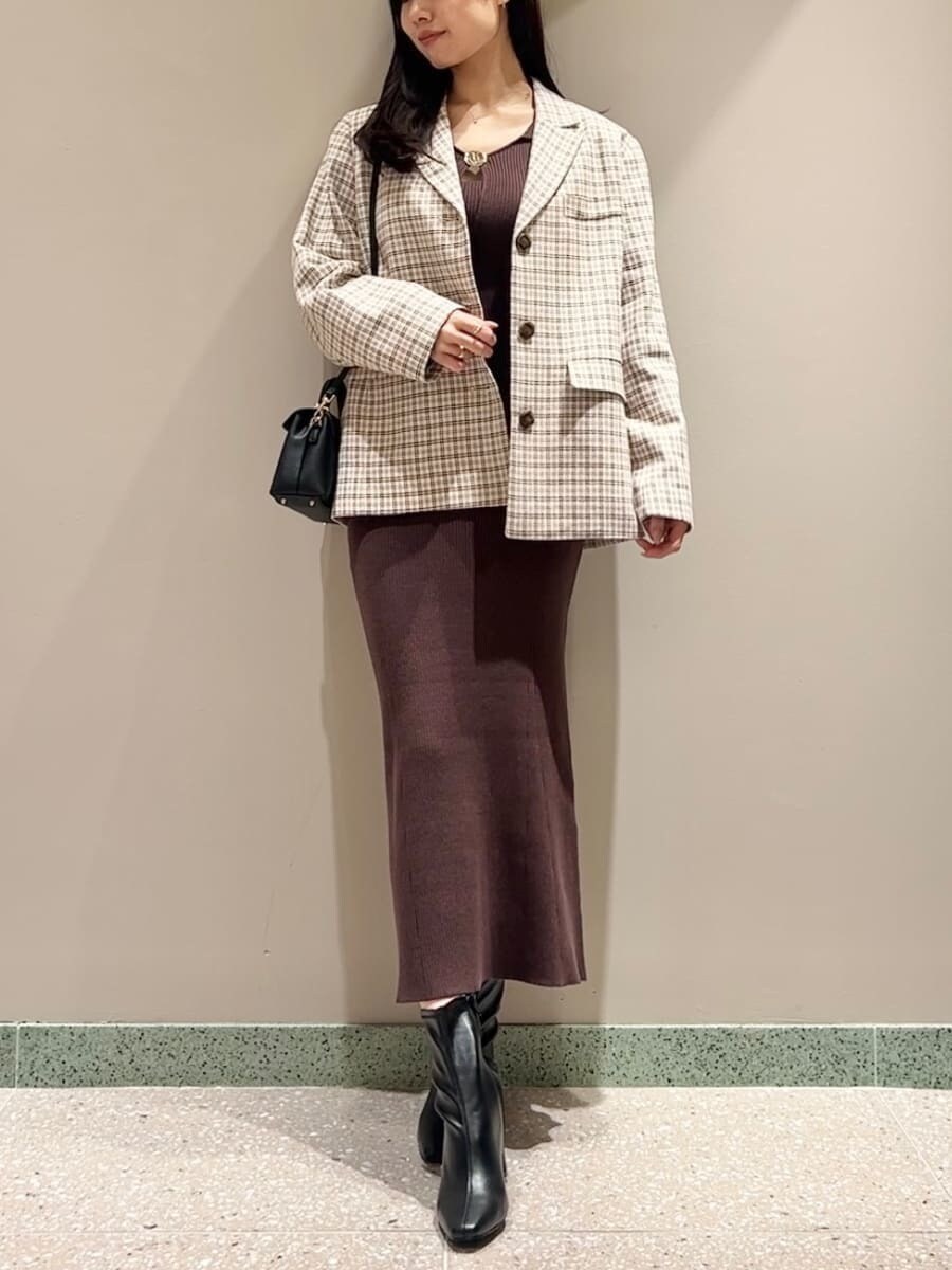 その他のテーラードジャケット、ブラウン系のワンピース、ブラック系のショルダーバッグを着用したレディースの秋コーディネートの2枚目の写真