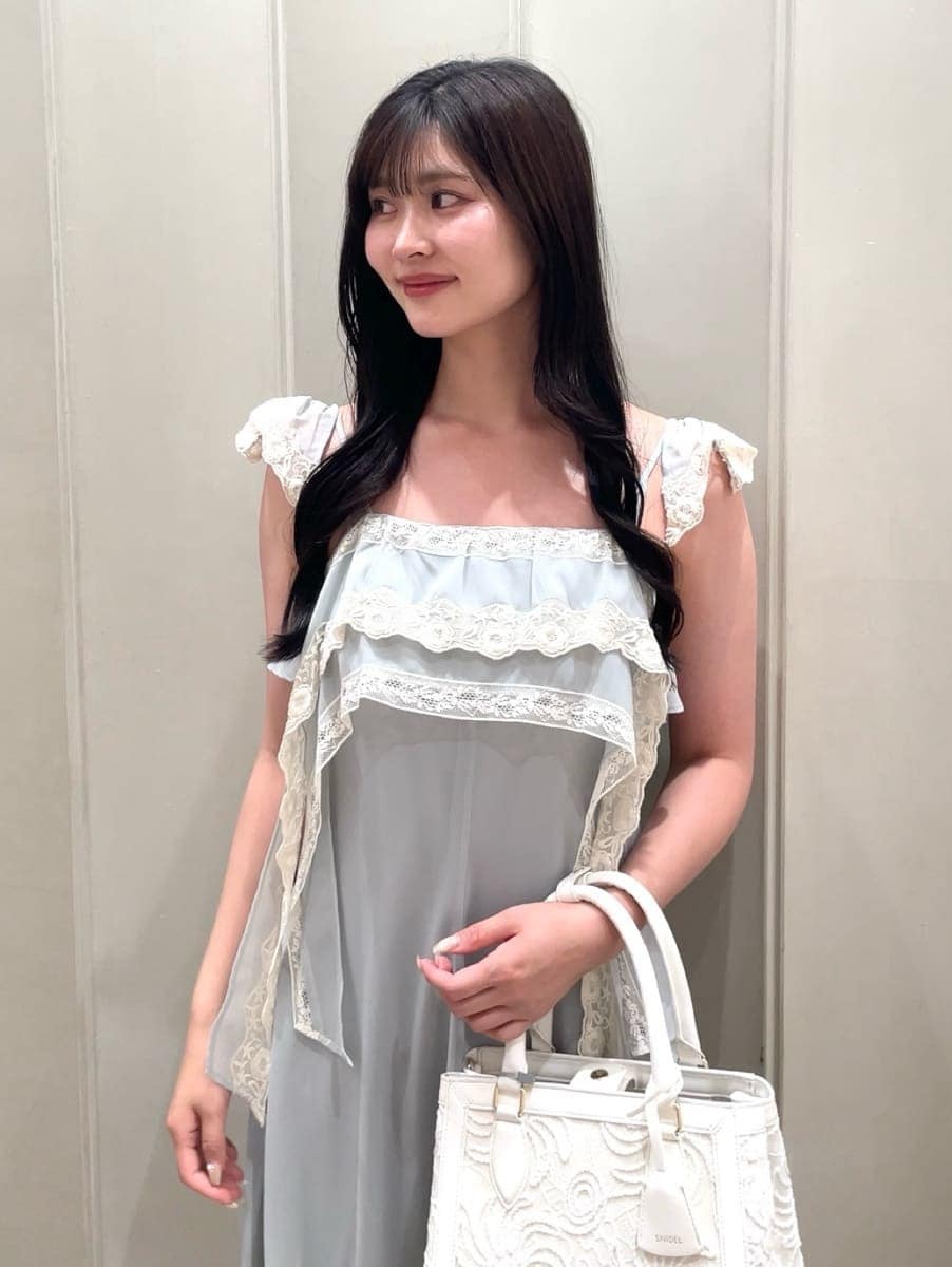 ブルー系のワンピース、その他のサンダル、ホワイト系のハンドバッグを着用したレディースの夏コーディネートの9枚目の写真
