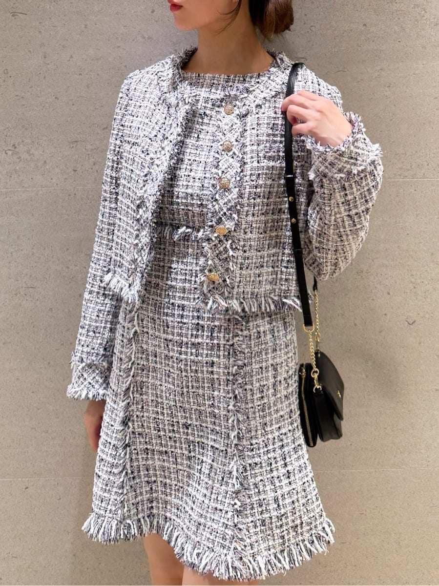 その他のワンピース、その他のノーカラージャケット、ブラック系のブーツを着用したレディースの秋コーディネートの3枚目の写真