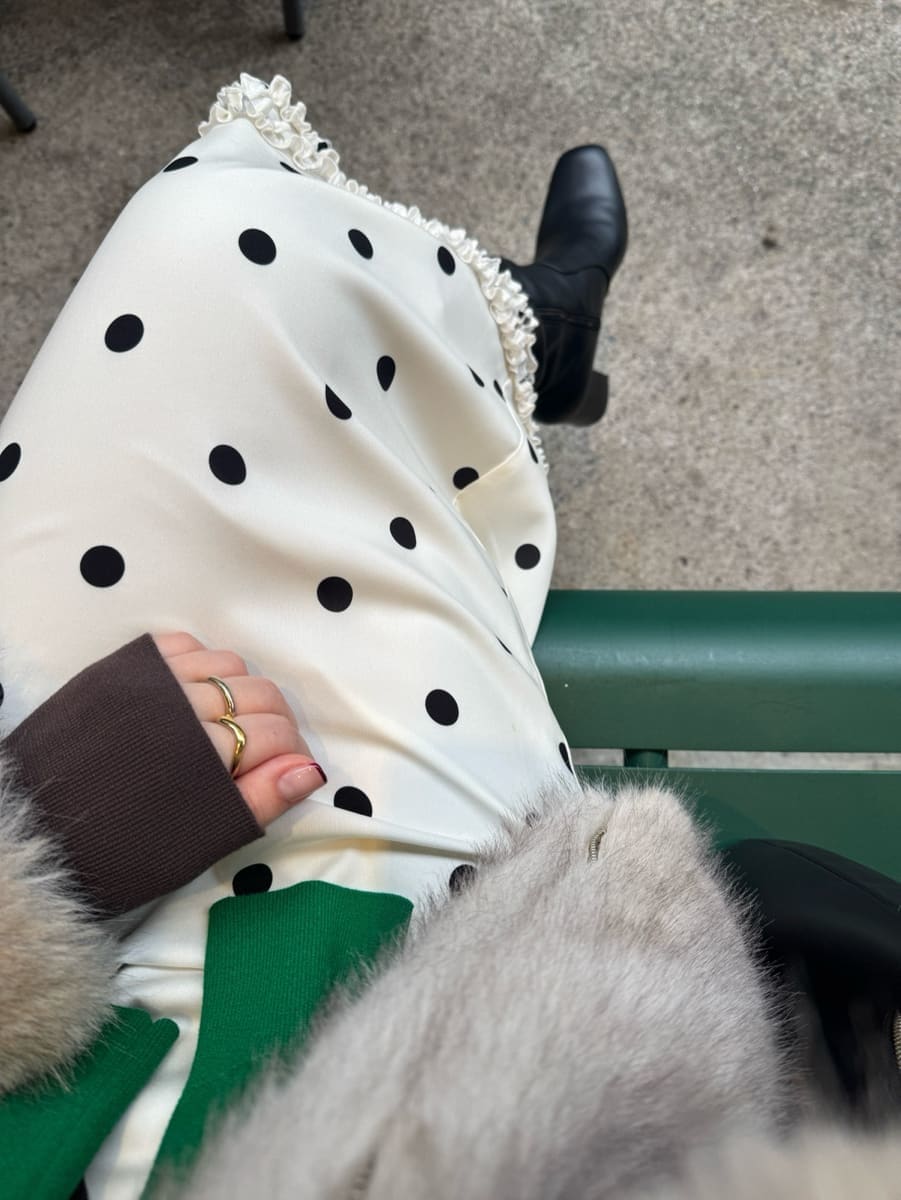 その他のスカート、グリーン系のカーディガン/ボレロを着用したレディースの冬コーディネートの2枚目の写真