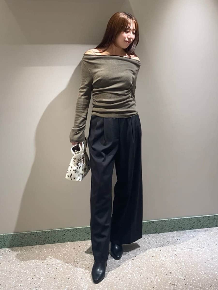 ブラック系のその他パンツ、ブラウン系のニット/セーター、ブラック系のブーツを着用したレディースの秋コーディネートの2枚目の写真