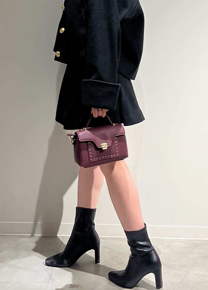 ブラック系のブルゾン、ホワイト系のシャツ/ブラウス、ブラック系のスカートを着用したレディースの秋コーディネートの10枚目の写真