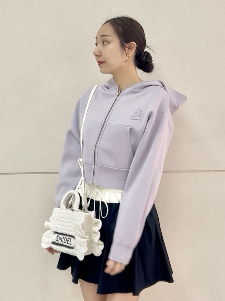 ブルー系のその他パンツ、パープル系のパーカー、ホワイト系のショルダーバッグを着用したレディースの春コーディネートの6枚目の写真