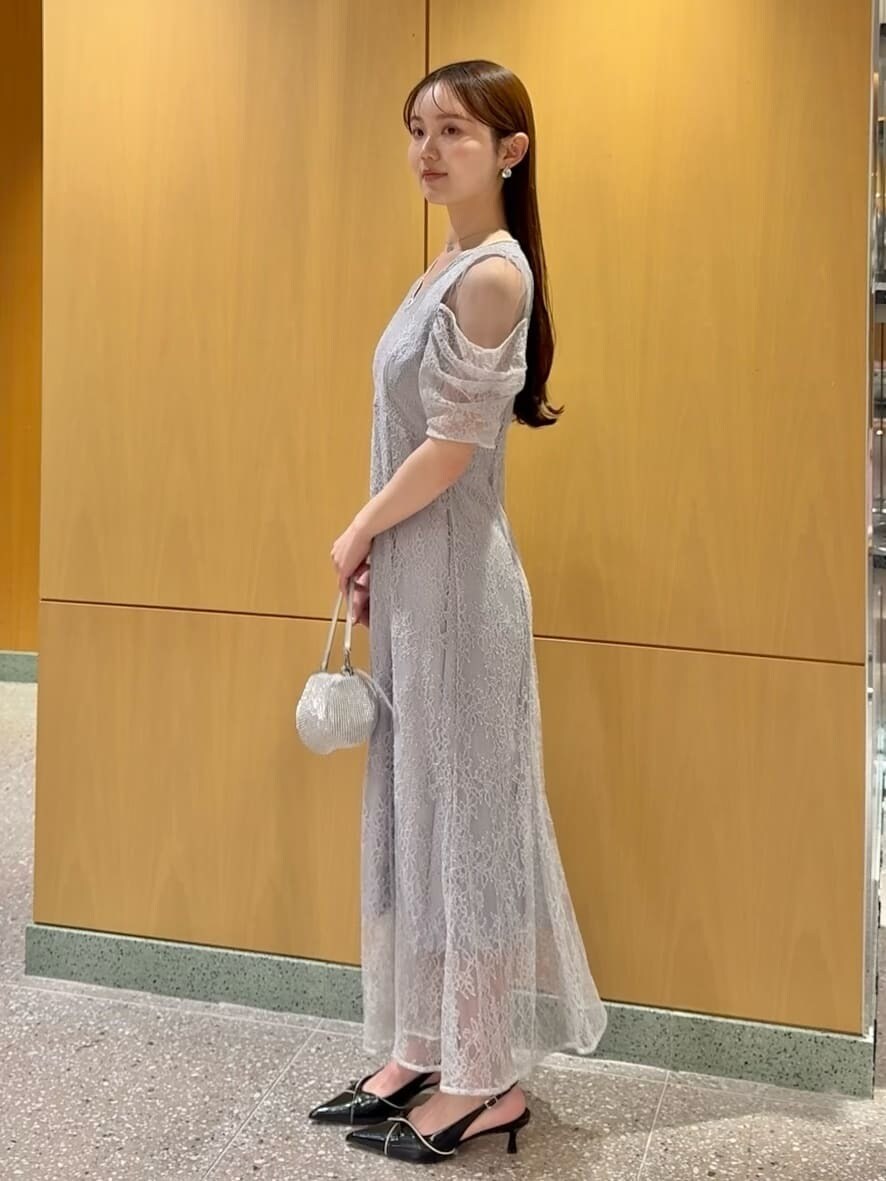 ブラック系のパンプス、シルバー系のネックレス、シルバー系のピアス（両耳用）を着用したレディースの冬コーディネートの2枚目の写真