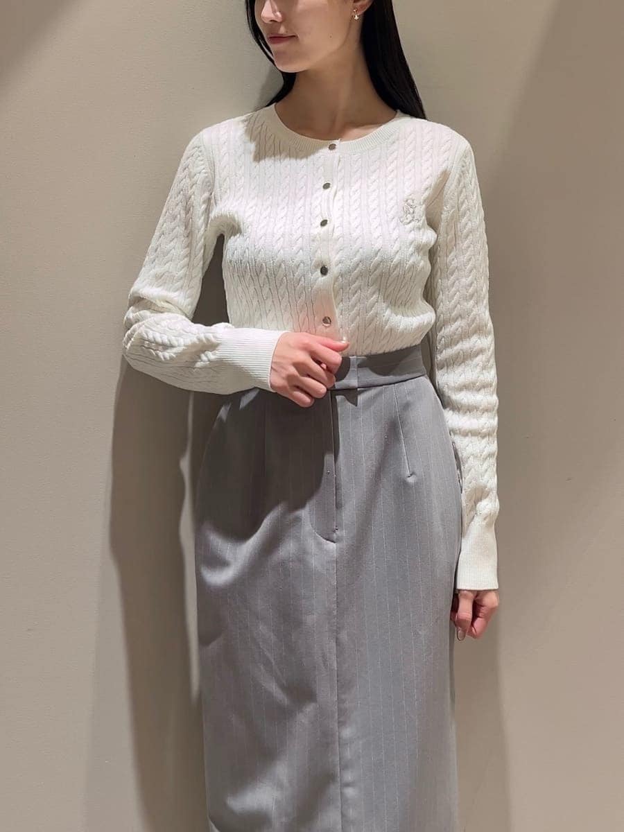 ベージュ系のステンカラーコート、その他のスカート、ホワイト系のハンドバッグを着用したレディースの秋コーディネートの7枚目の写真