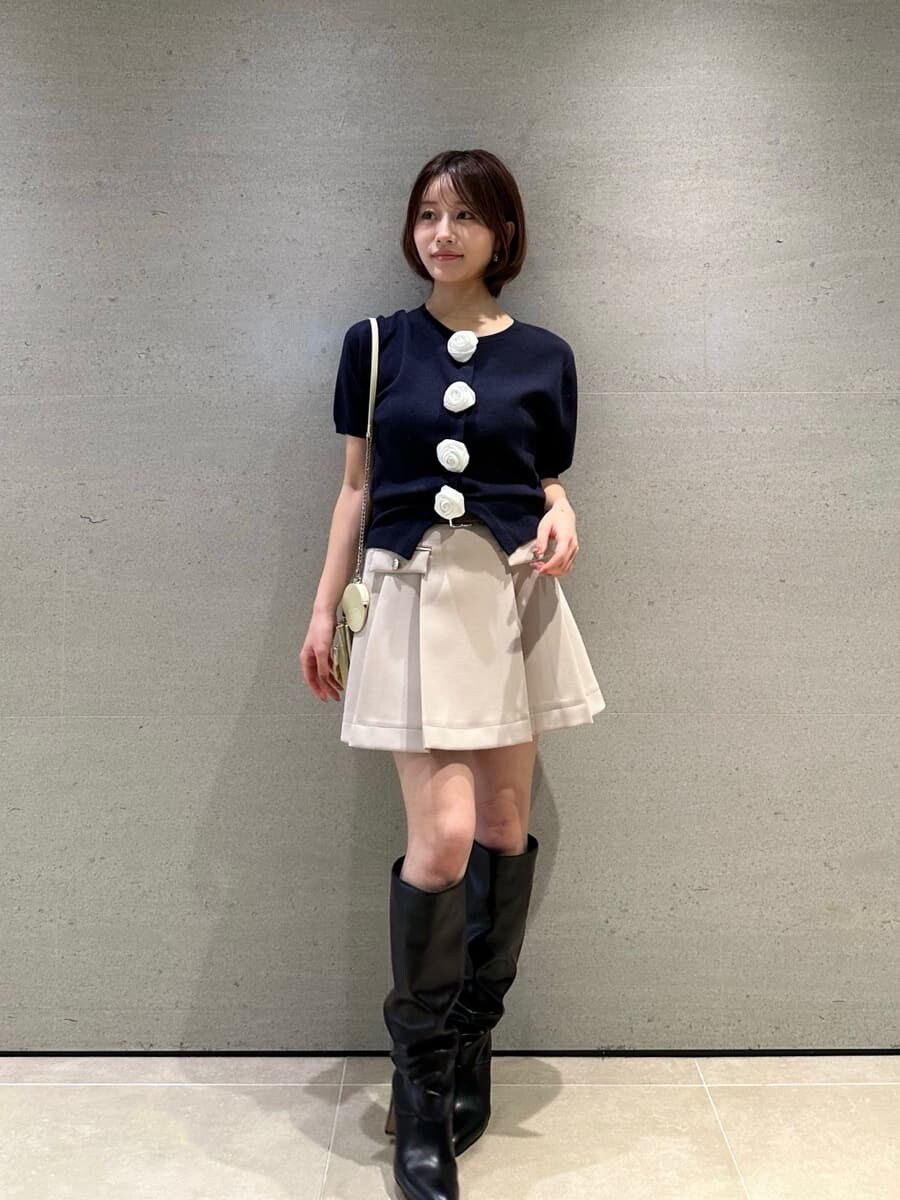 ブラック系のブーツ、ブラウン系のブルゾン、ベージュ系のスカートを着用したレディースの冬コーディネートの7枚目の写真