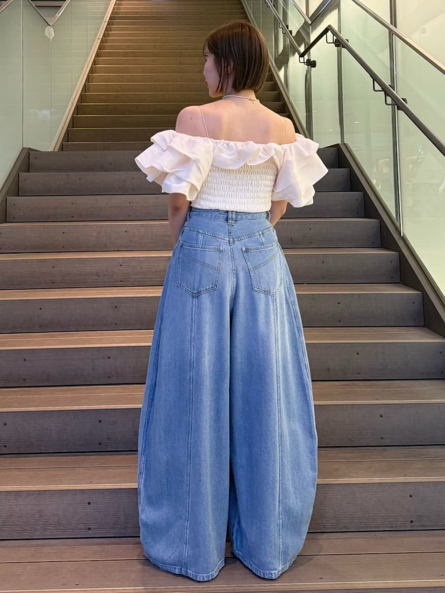 ホワイト系のシャツ/ブラウス、ブラウン系のパンプス、イエロー系のショルダーバッグを着用したレディースの冬コーディネートの5枚目の写真