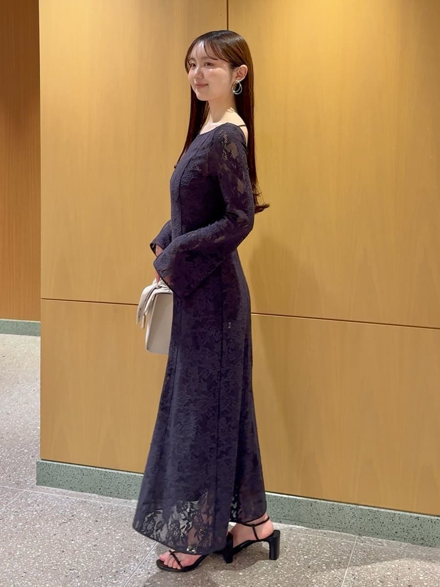 ベージュ系のハンドバッグ、ブルー系のワンピースを着用したレディースの春コーディネートの2枚目の写真