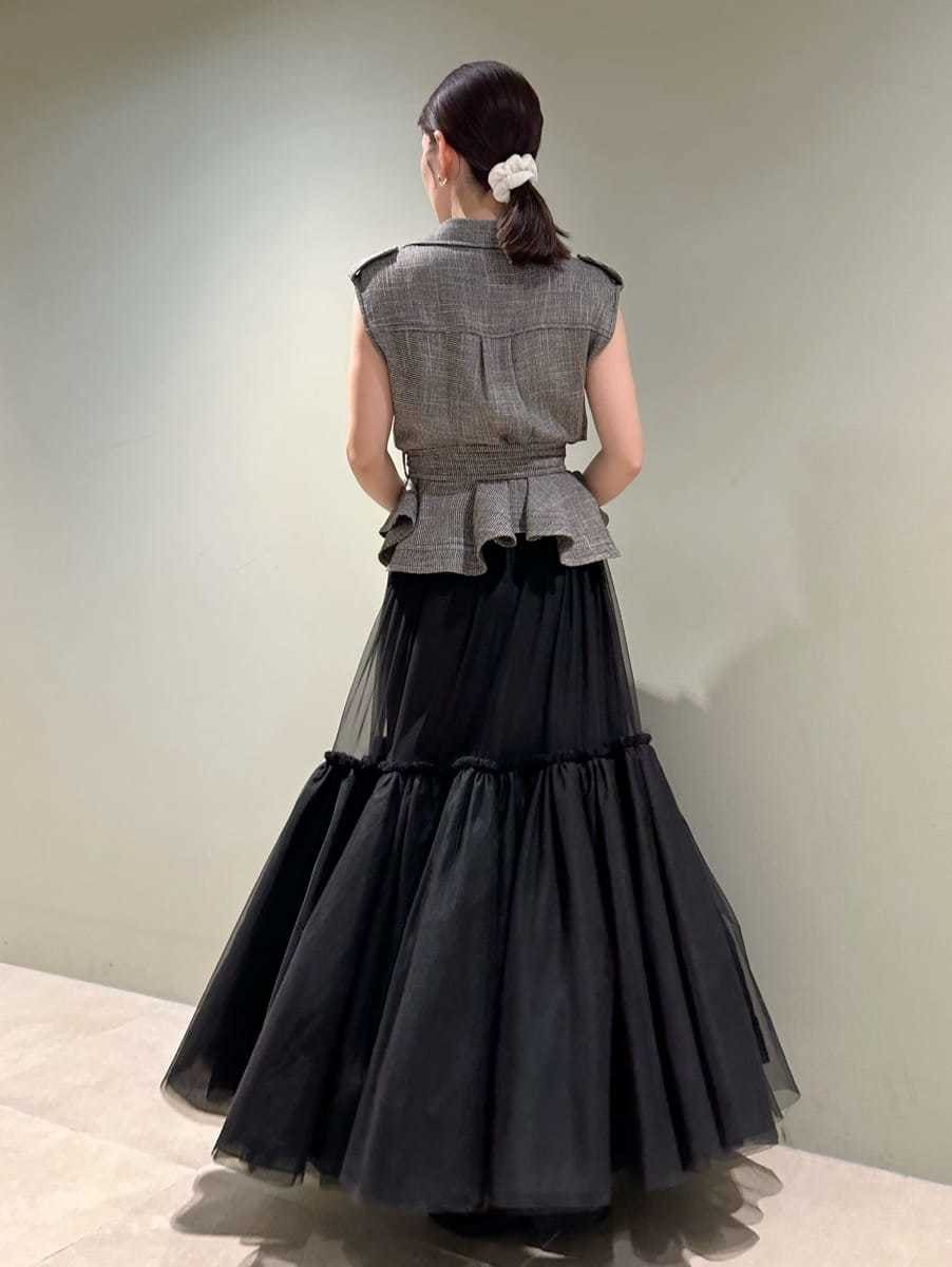 その他のワンピース、ゴールド系のピアス（両耳用）を着用したレディースの春コーディネートの4枚目の写真