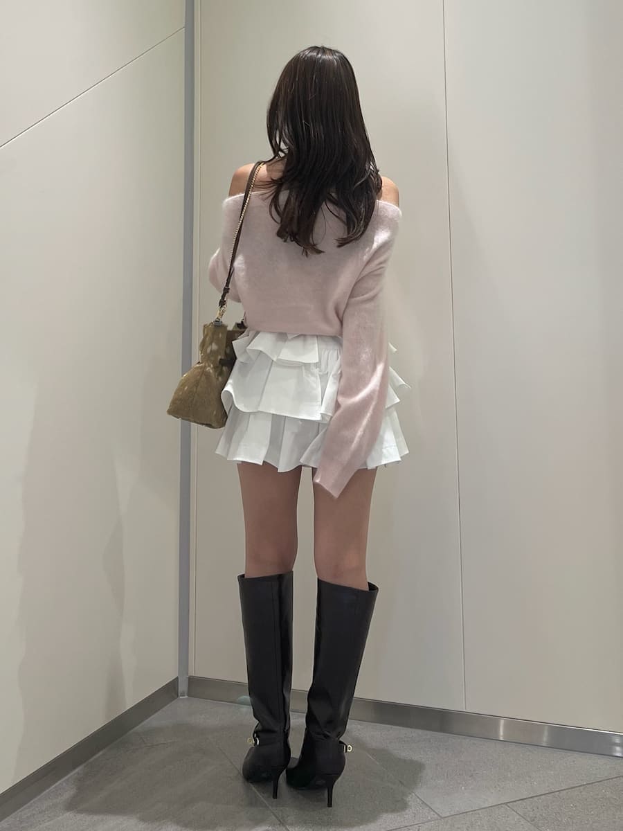 ホワイト系のその他パンツ、ピンク系のニット/セーター、ブラウン系のブーツを着用したレディースの秋コーディネートの3枚目の写真