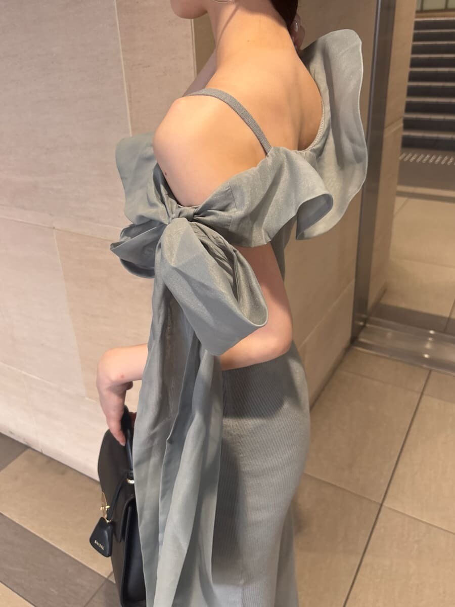 グリーン系のワンピース、ブラック系のサンダル、ブラック系のショルダーバッグを着用したレディースの夏コーディネートの3枚目の写真