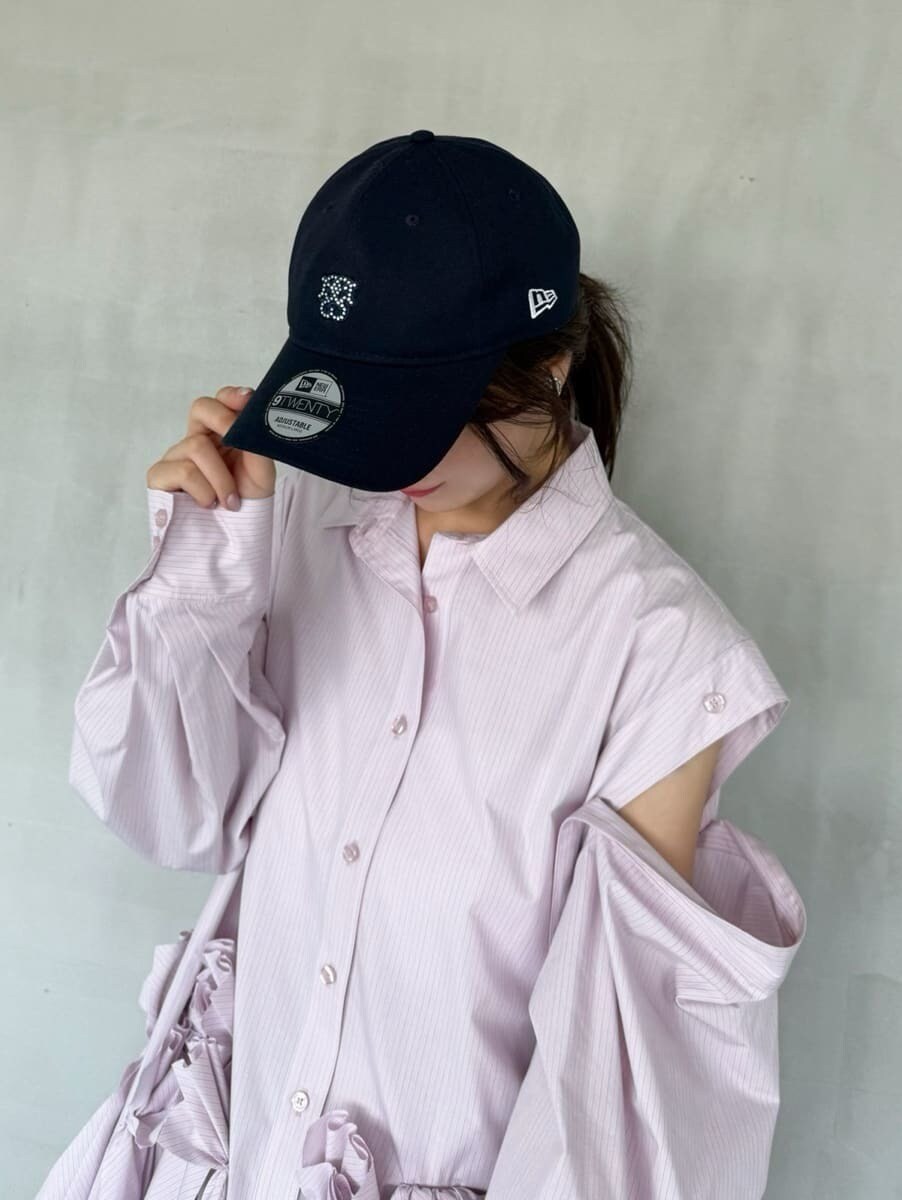 その他のワンピース、ホワイト系のショルダーバッグ、ブルー系のキャップを着用したレディースの秋コーディネートの4枚目の写真