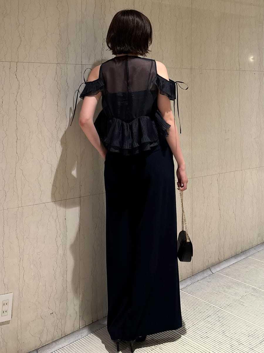 ブルー系のつなぎ/オールインワン、ブラック系のサンダルを着用したレディースの夏コーディネートの2枚目の写真