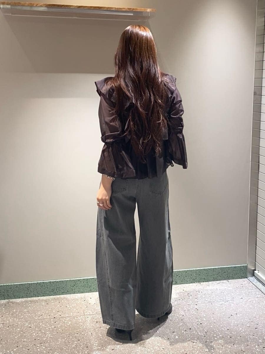 グレー系のデニムパンツ、ブラウン系のシャツ/ブラウス、ブラック系のブーツを着用したレディースの秋コーディネートの4枚目の写真