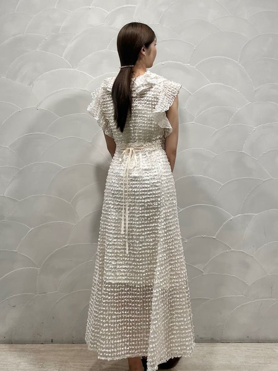 ホワイト系のドレス、シルバー系のハンドバッグを着用したレディースの春コーディネートの5枚目の写真