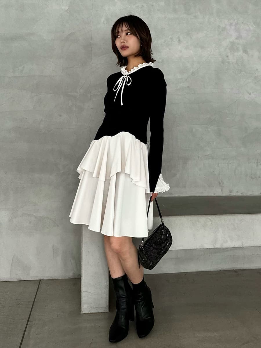 ブラック系のブーツ、ブラック系のワンピースを着用したレディースの冬コーディネートの4枚目の写真