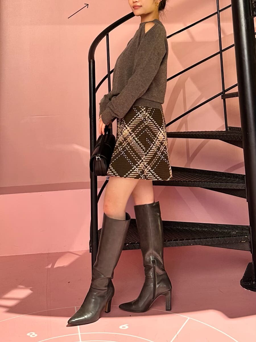 ブラウン系のニット/セーター、ブラウン系のスカート、グレー系のブーツを着用したレディースの秋コーディネートの6枚目の写真