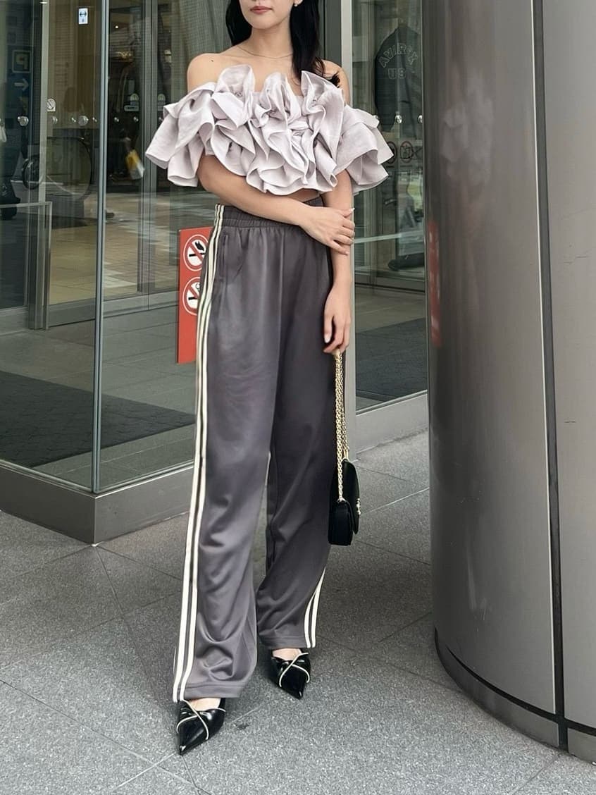 グレー系のシャツ/ブラウス、グレー系のその他パンツ、ブラック系のパンプスを着用したレディースの冬コーディネートの5枚目の写真