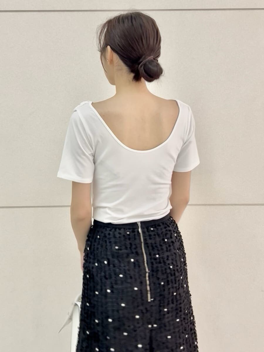 ホワイト系のTシャツ/カットソー、ホワイト系のハンドバッグ、ブラウン系のローファーを着用したレディースの春コーディネートの7枚目の写真