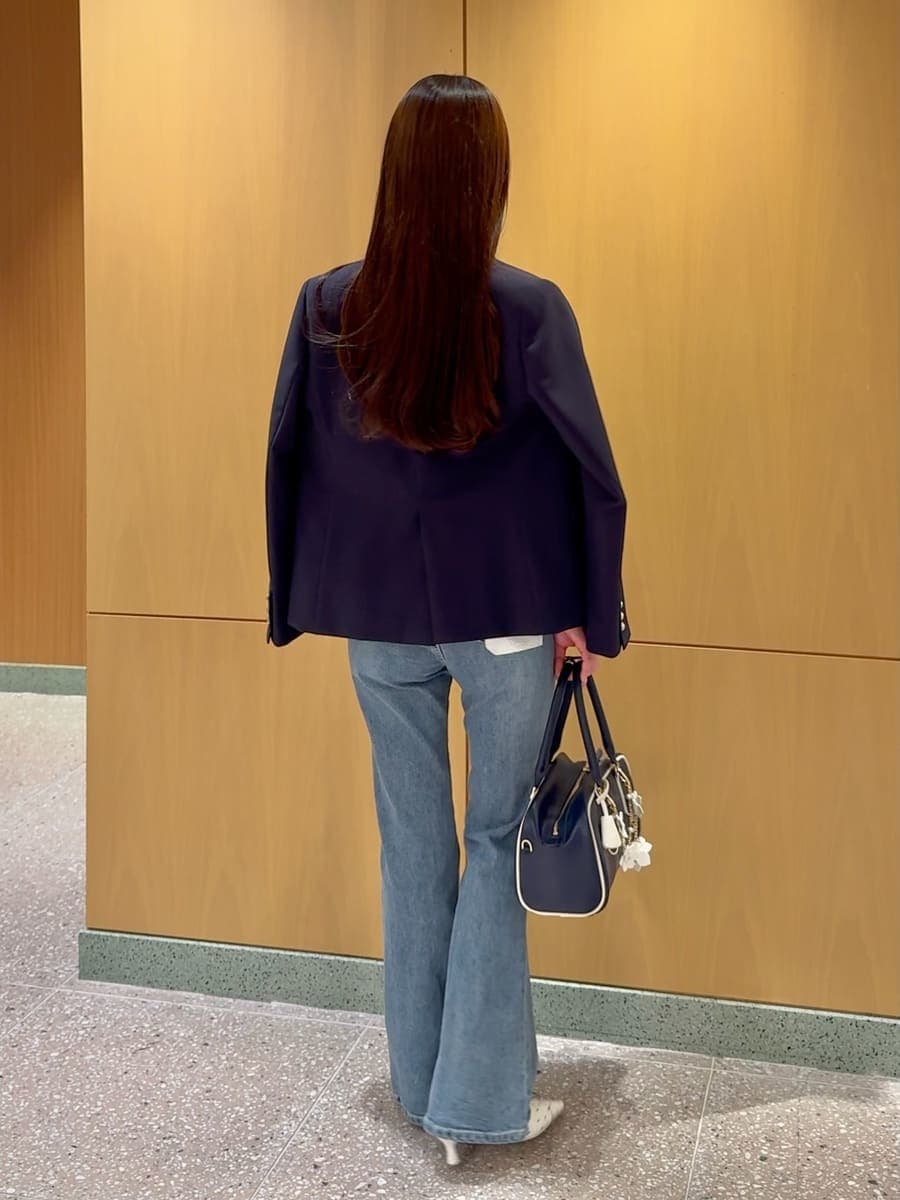 ブルー系のその他パンツ、ブルー系のテーラードジャケット、ホワイト系のニット/セーターを着用したレディースの春コーディネートの4枚目の写真